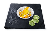 Coppa di frutta tropicale e sorbetto al Mango